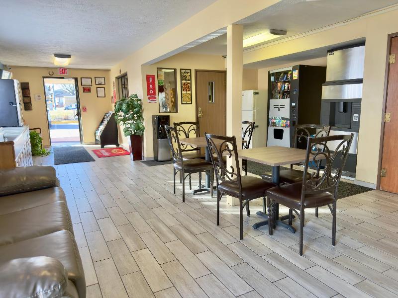 Econo Lodge Lansing - Leavenworth image