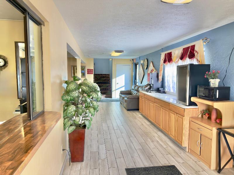 Econo Lodge Lansing - Leavenworth image