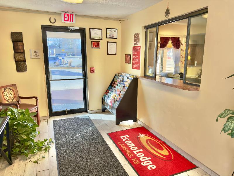 Econo Lodge Lansing - Leavenworth image