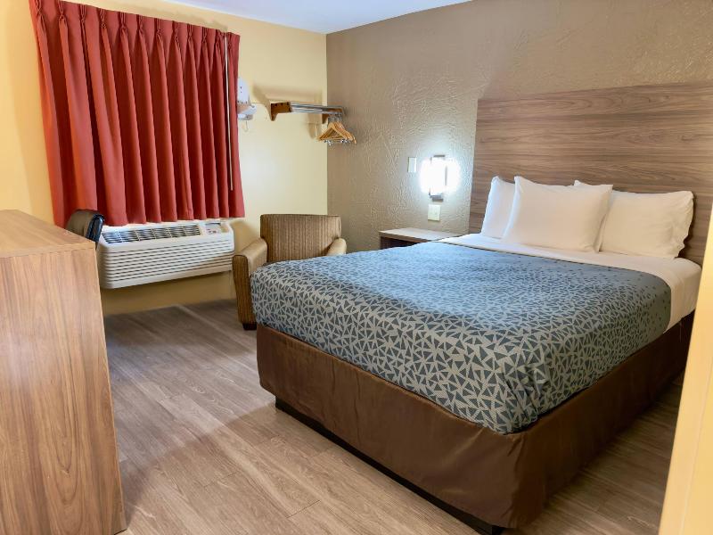 Econo Lodge Lansing - Leavenworth image