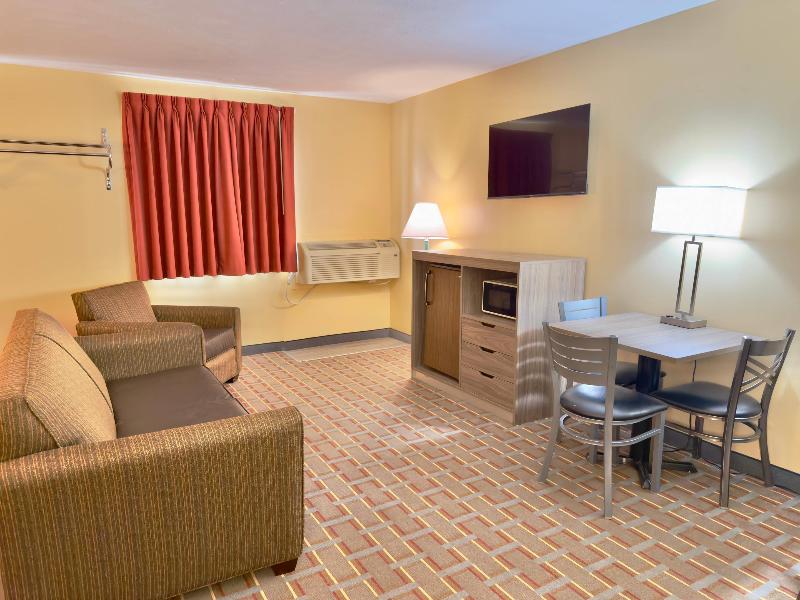 Econo Lodge Lansing - Leavenworth image
