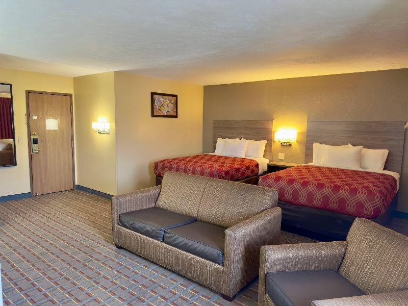 Econo Lodge Lansing - Leavenworth image