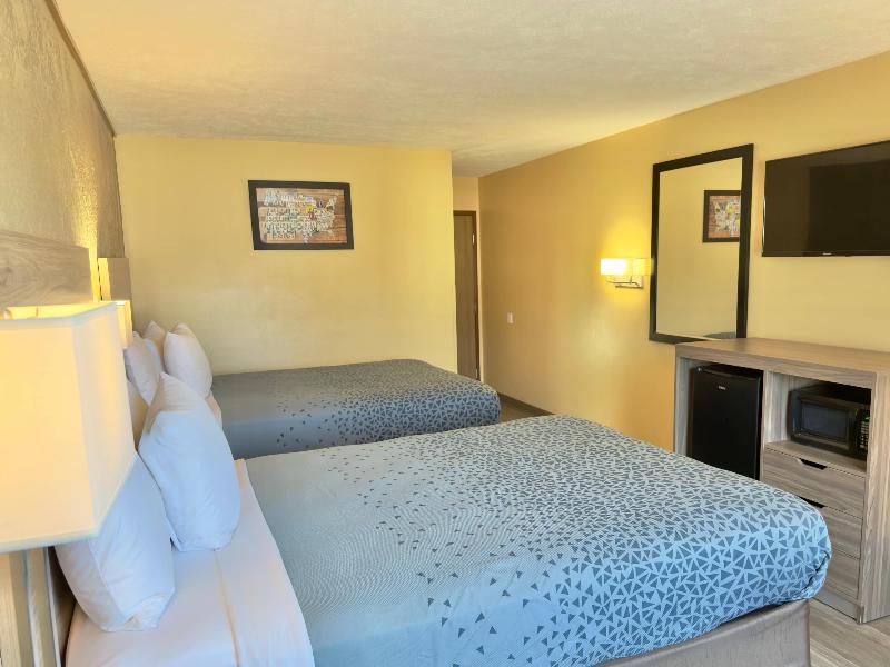 Econo Lodge Lansing - Leavenworth image