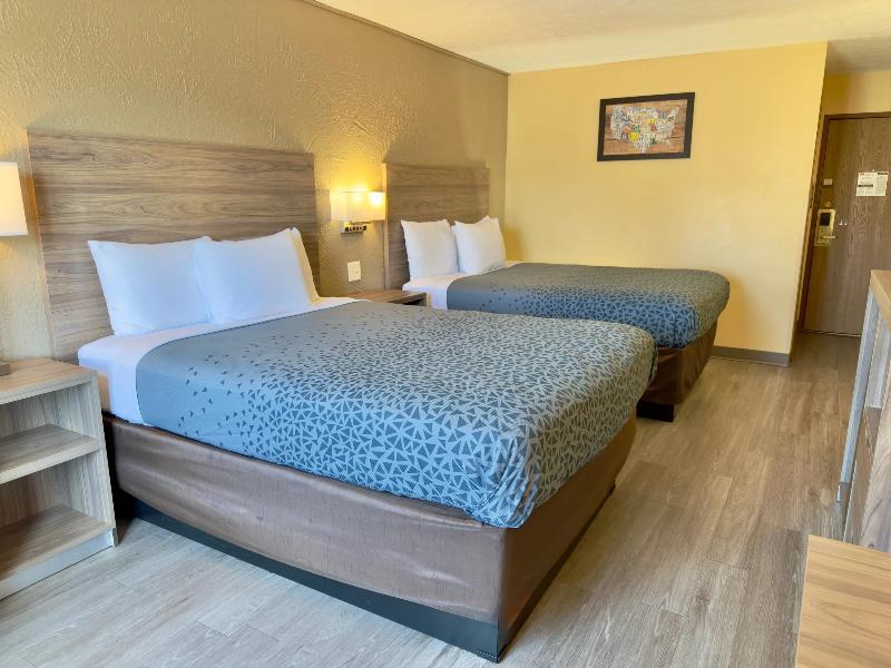 Econo Lodge Lansing - Leavenworth image