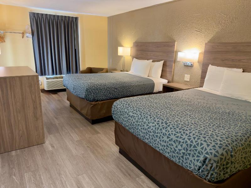 Econo Lodge Lansing - Leavenworth image