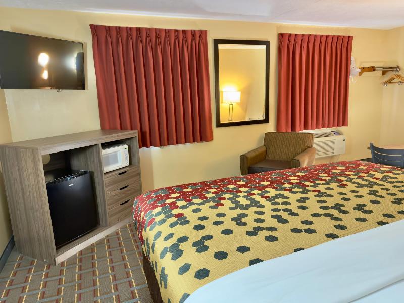Econo Lodge Lansing - Leavenworth image