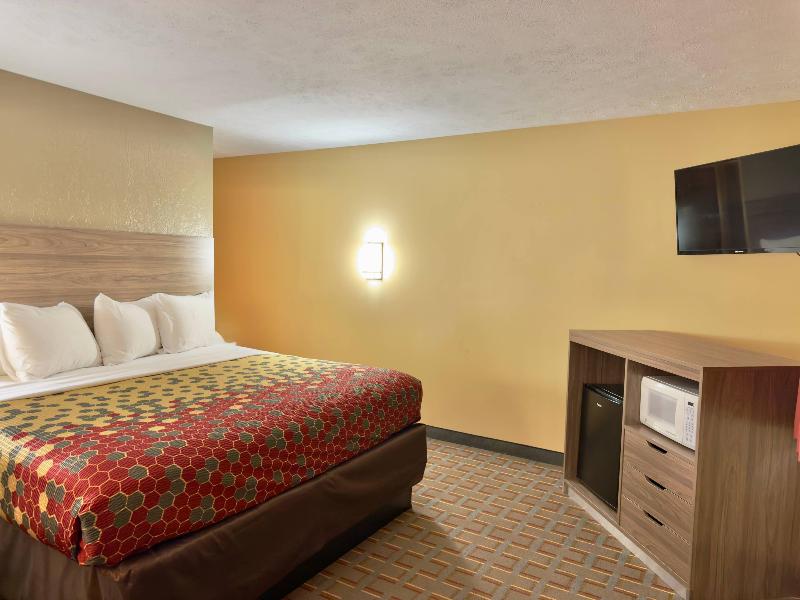 Econo Lodge Lansing - Leavenworth image