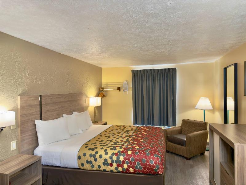 Econo Lodge Lansing - Leavenworth image