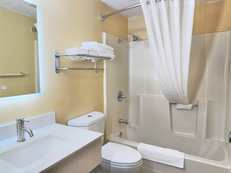 Econo Lodge Lansing - Leavenworth image