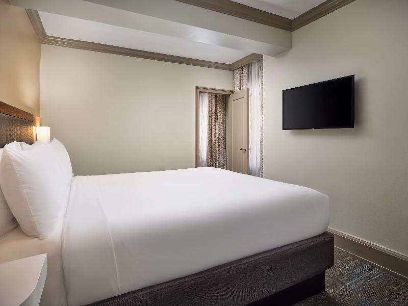 Hampton Inn & Suites New Orleans Canal St. French image