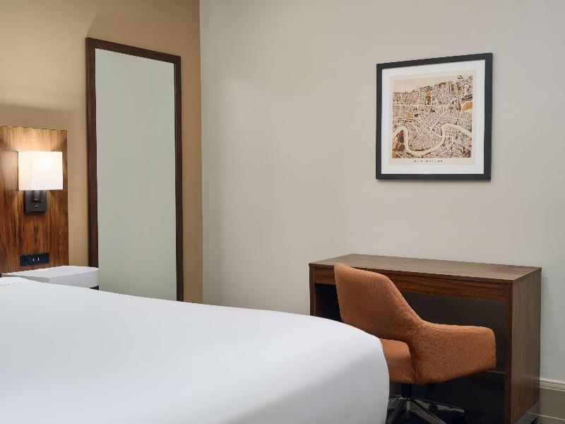 Hampton Inn & Suites New Orleans Canal St. French image