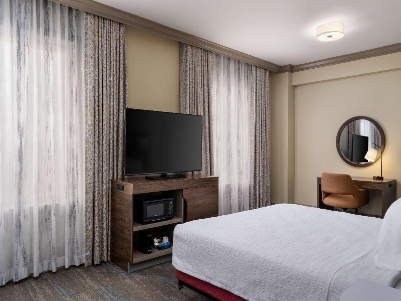 Hampton Inn & Suites New Orleans Canal St. French image