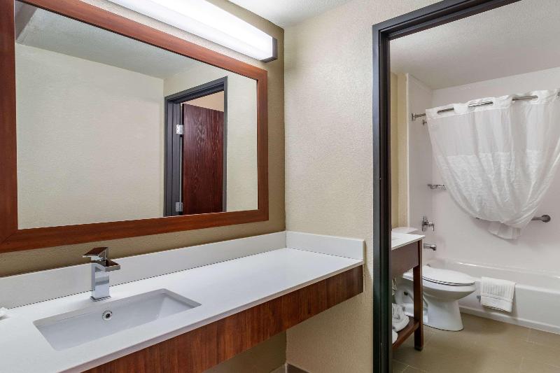 Comfort Inn & Suites South Hill I-85 image