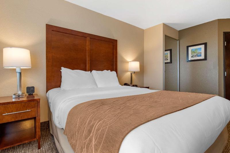 Comfort Inn & Suites South Hill I-85 image