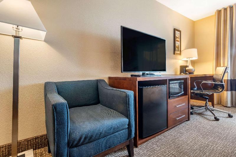 Comfort Inn & Suites South Hill I-85 image