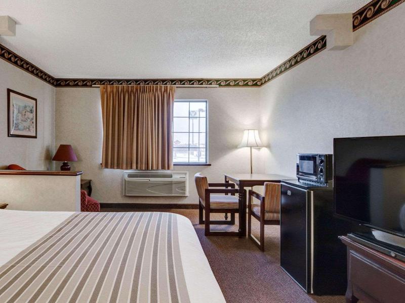 Econo Lodge Inn & Suites image