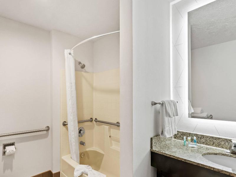Comfort Suites Clackamas image