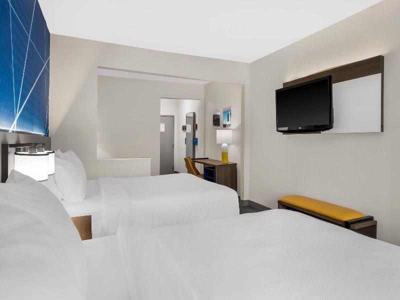 SUITE TWO QUEEN BEDS NON SMOKING — photo 7
