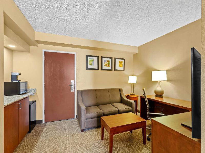 Comfort Inn & Suites Lakeland North I-4 image
