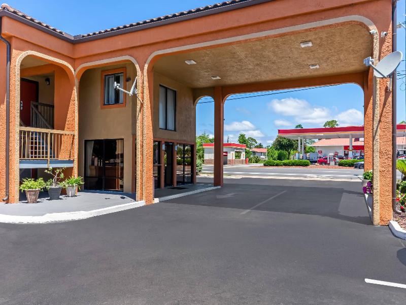 Econo Lodge Panama City Beach image