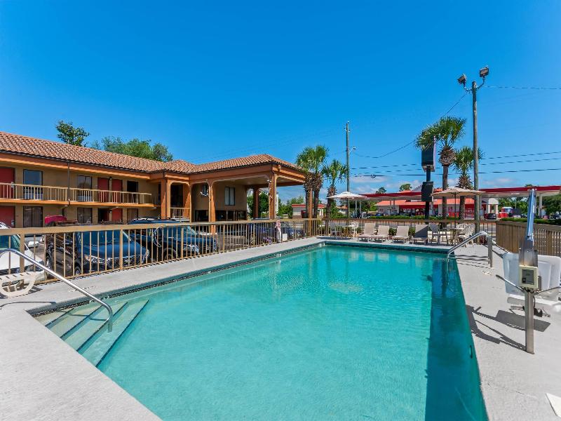 Econo Lodge Panama City Beach image