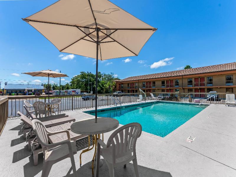 Econo Lodge Panama City Beach image