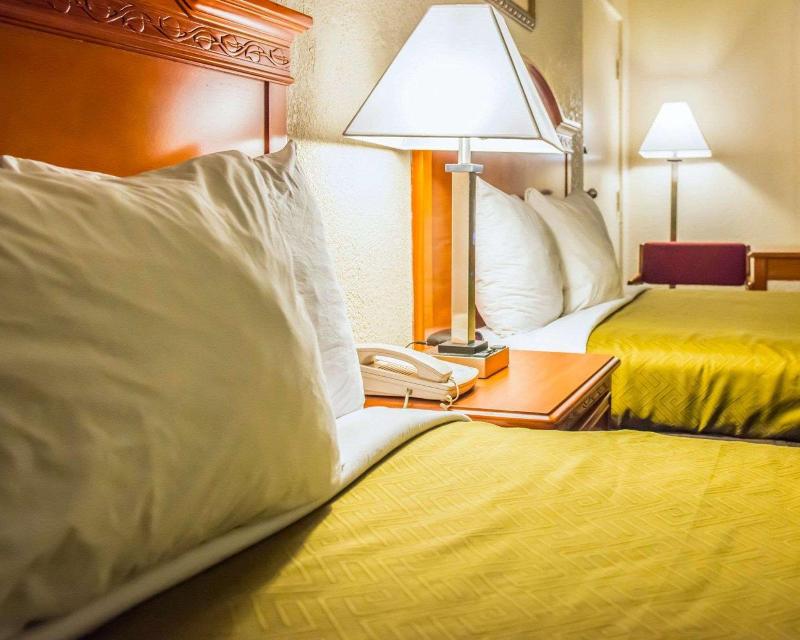Econo Lodge Panama City Beach — photo 52