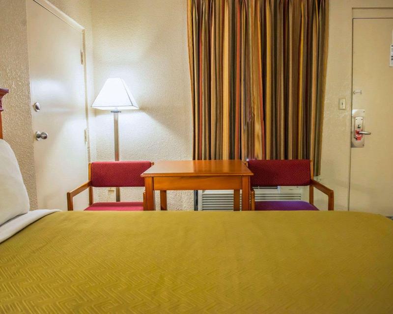 Econo Lodge Panama City Beach — photo 75