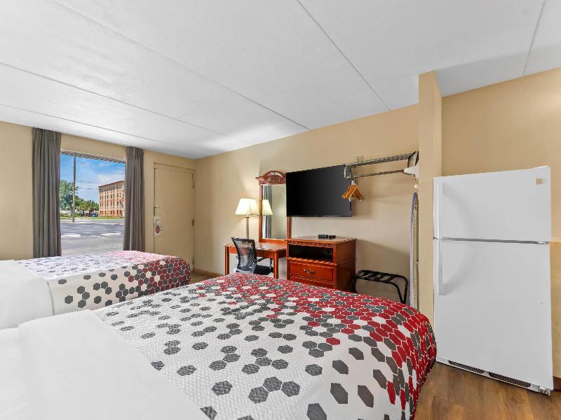 Econo Lodge Panama City Beach image