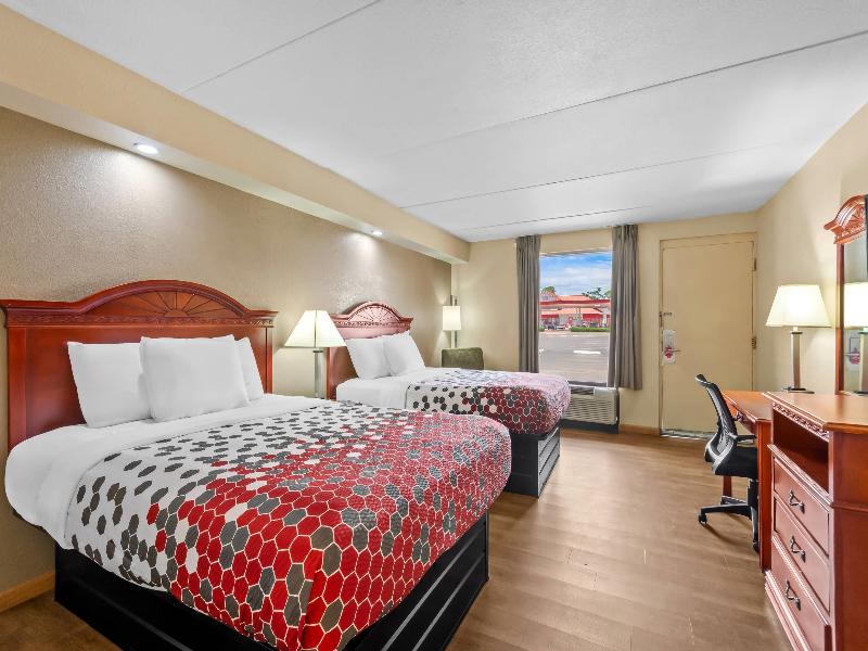 Econo Lodge Panama City Beach image