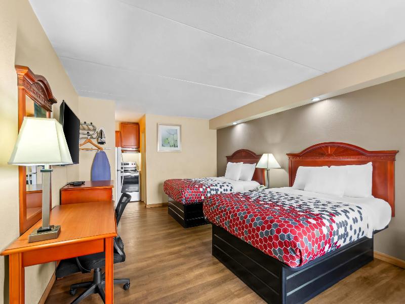 Econo Lodge Panama City Beach image