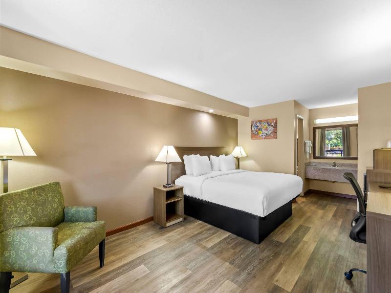 Econo Lodge Panama City Beach image