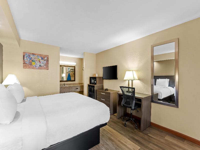 Econo Lodge Panama City Beach image