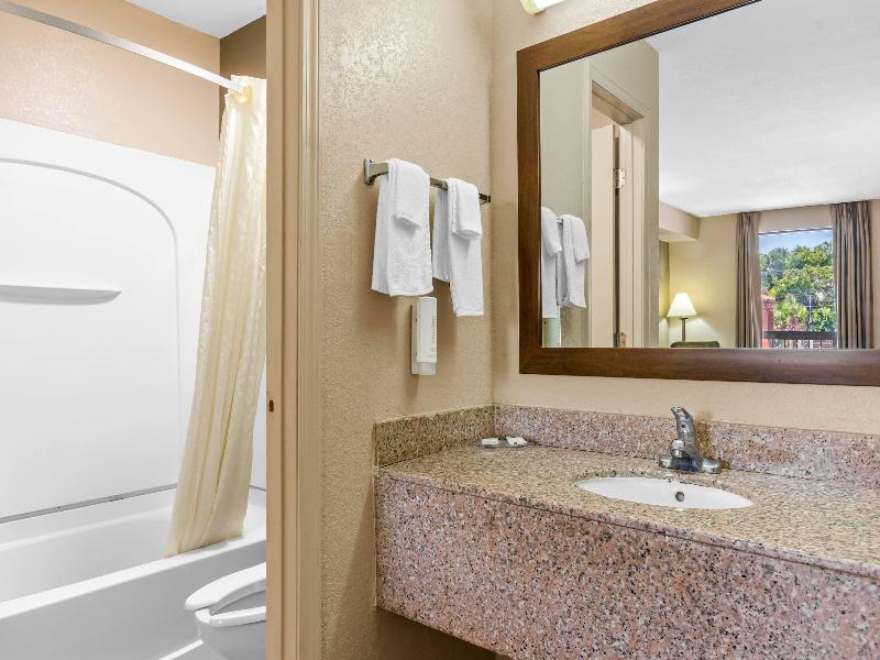 Econo Lodge Panama City Beach image