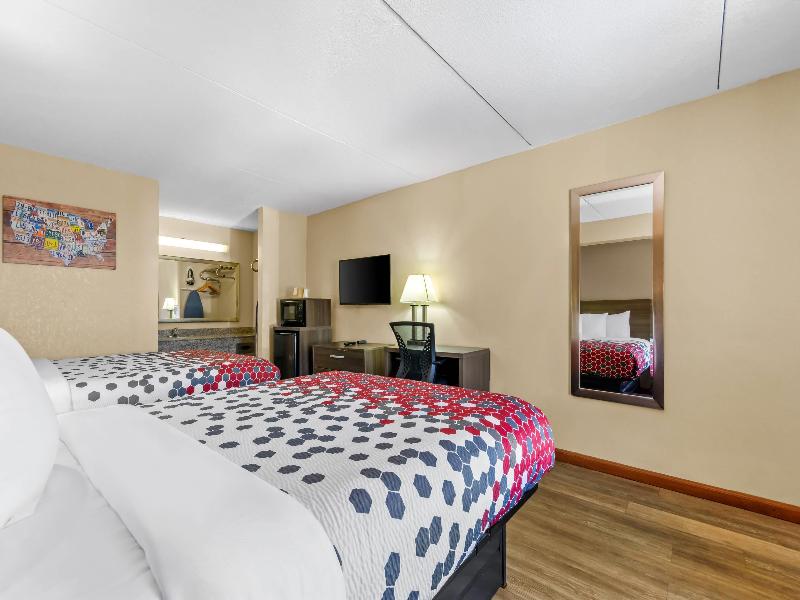 Econo Lodge Panama City Beach image