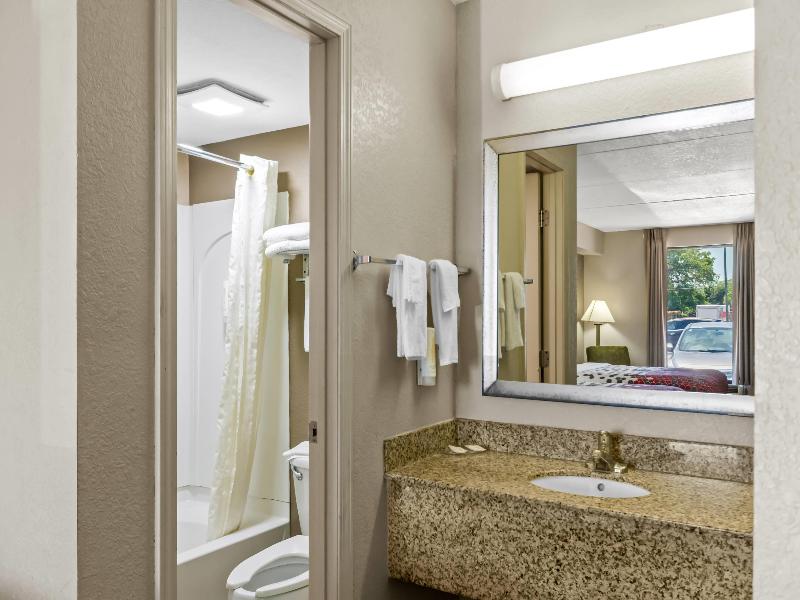 Econo Lodge Panama City Beach image