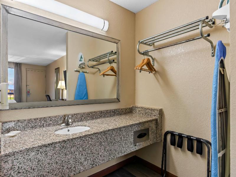Econo Lodge Panama City Beach image