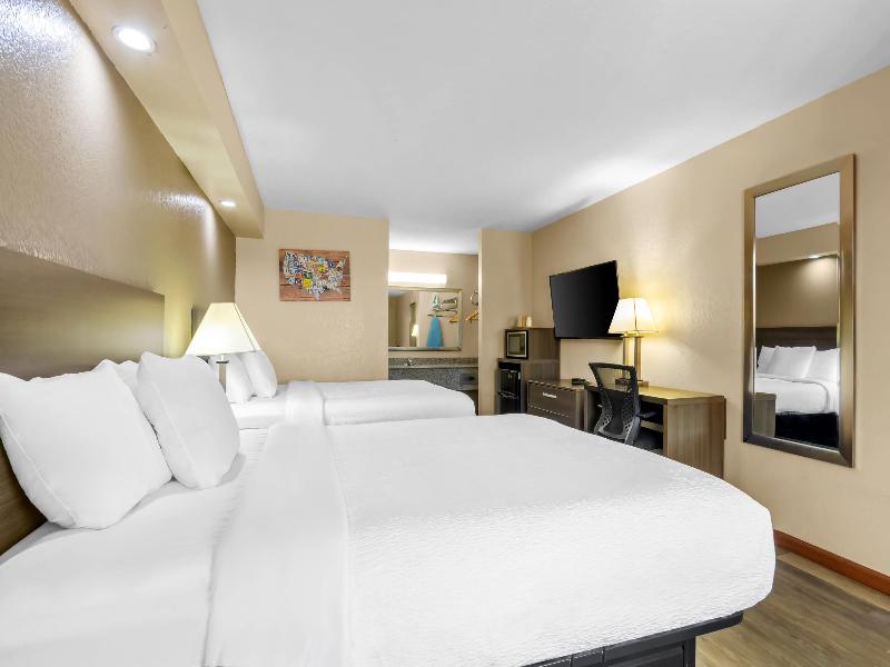 Econo Lodge Panama City Beach image