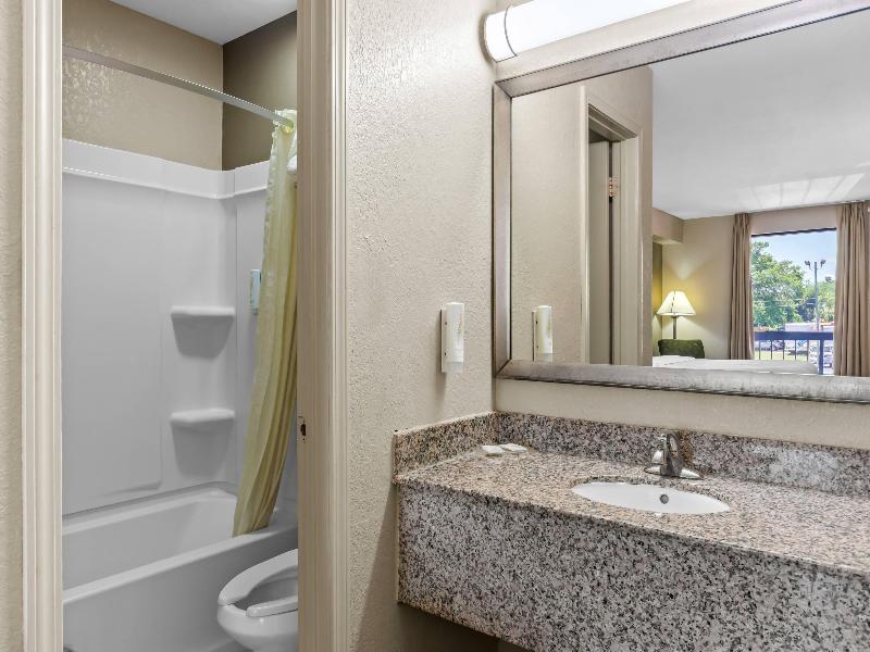 Econo Lodge Panama City Beach image
