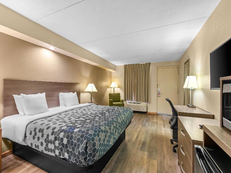 Econo Lodge Panama City Beach image