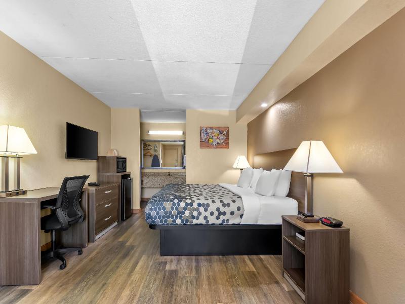 Econo Lodge Panama City Beach image