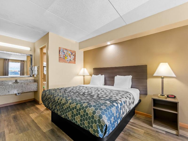 Econo Lodge Panama City Beach image