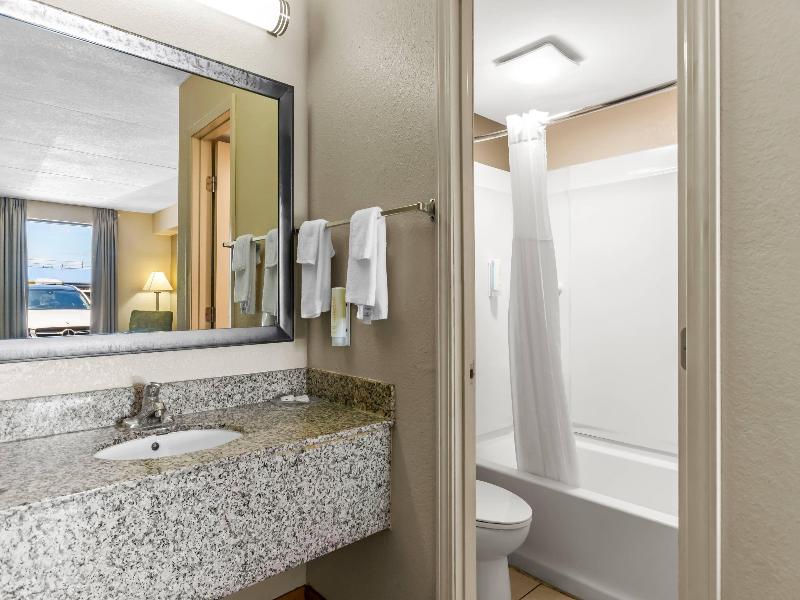 Econo Lodge Panama City Beach image