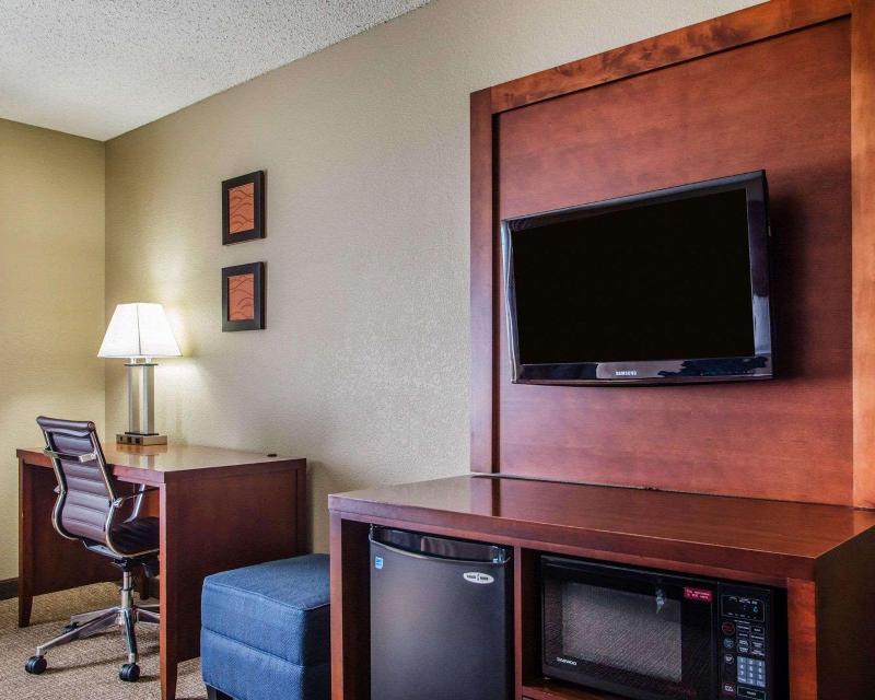 Comfort Inn & Suites Jackson - West Bend image