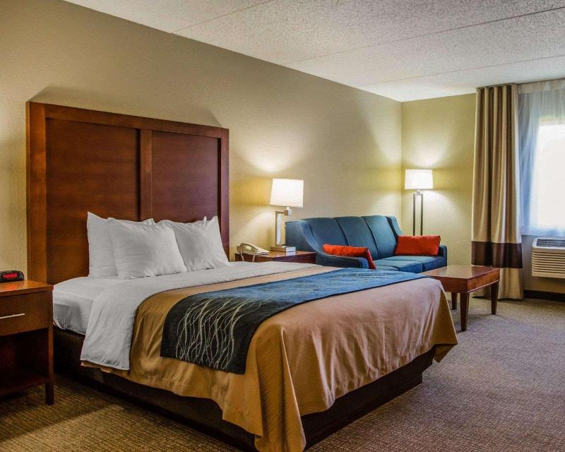Comfort Inn & Suites Jackson - West Bend image