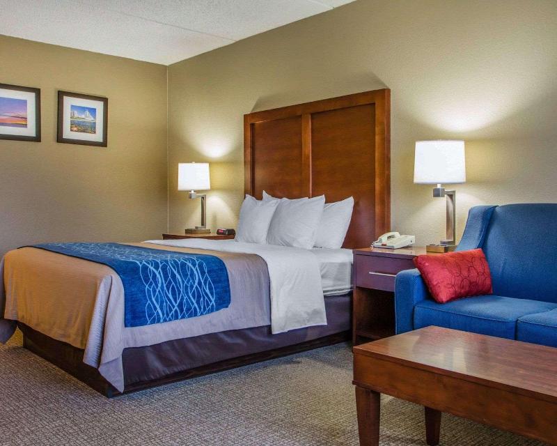 Comfort Inn & Suites Jackson - West Bend image