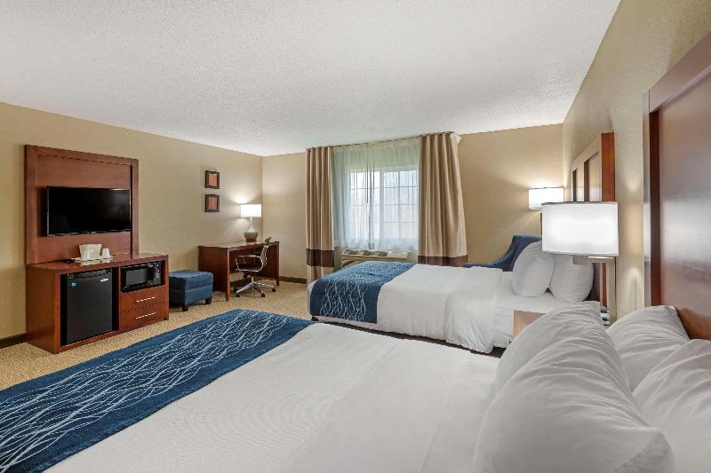 Comfort Inn & Suites Jackson - West Bend image