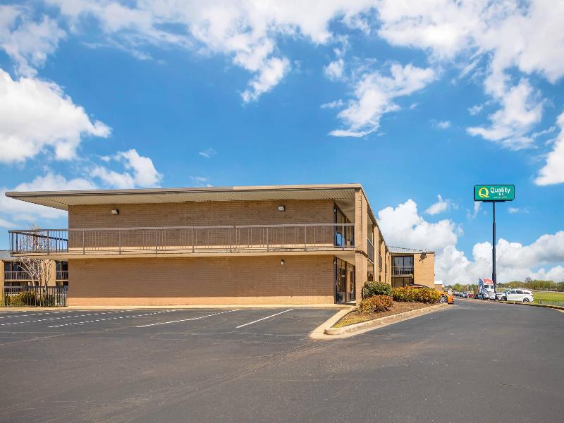 Quality Inn Columbus, Ms — exterior view
