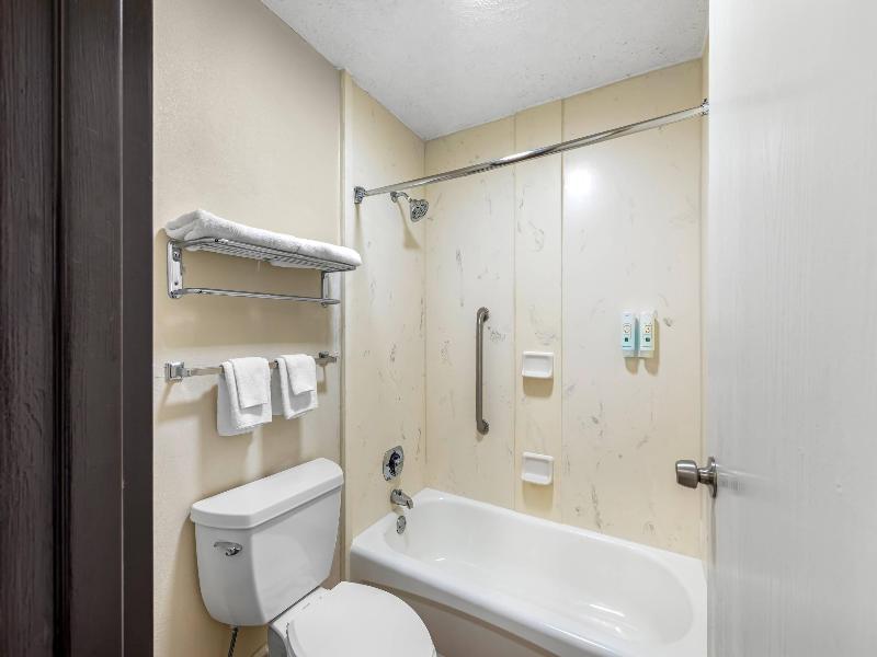 Quality Inn Columbus, Ms image