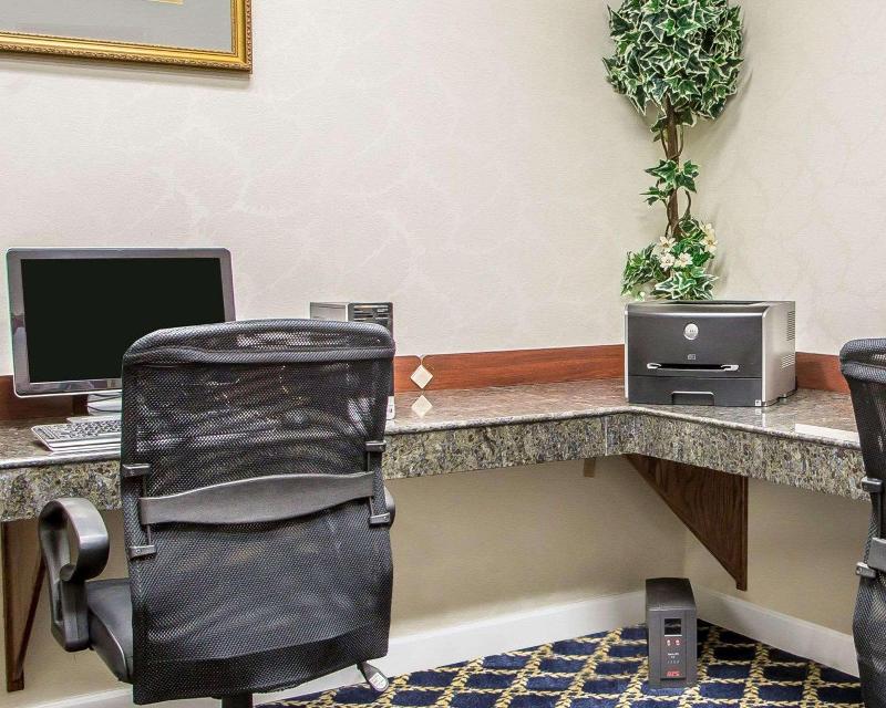 Comfort Suites Jefferson City image